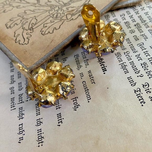 SOLD-Vintage Hattie Carnegie two tone pink Givré glass clip on earrings - Picture 9 of 14